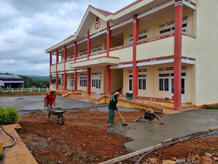 Trường THCS Vừ A Dính huy động nguồn xã hội hóa làm sân trường bằng bê tông